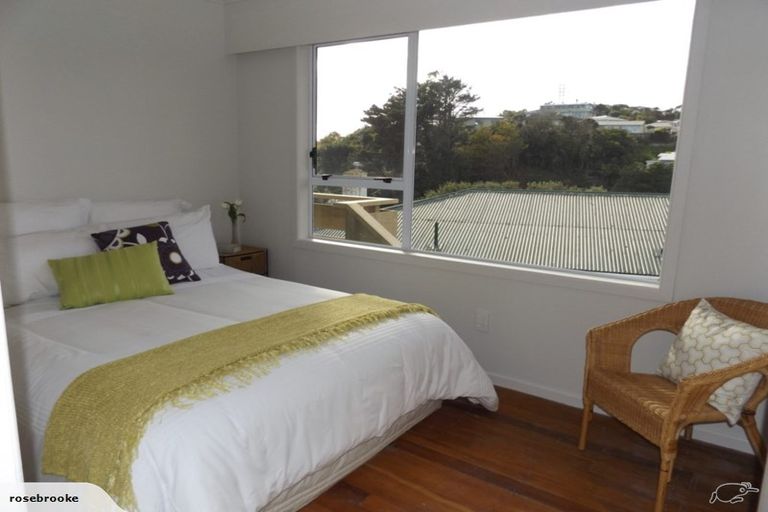 Photo of property in 6 Link Road, Newlands, Wellington, 6037