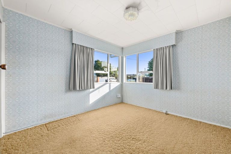 Photo of property in 52d Whites Line West, Woburn, Lower Hutt, 5010
