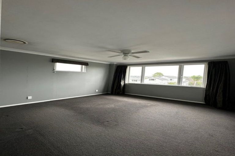 Photo of property in 100 Flanshaw Road, Te Atatu South, Auckland, 0610