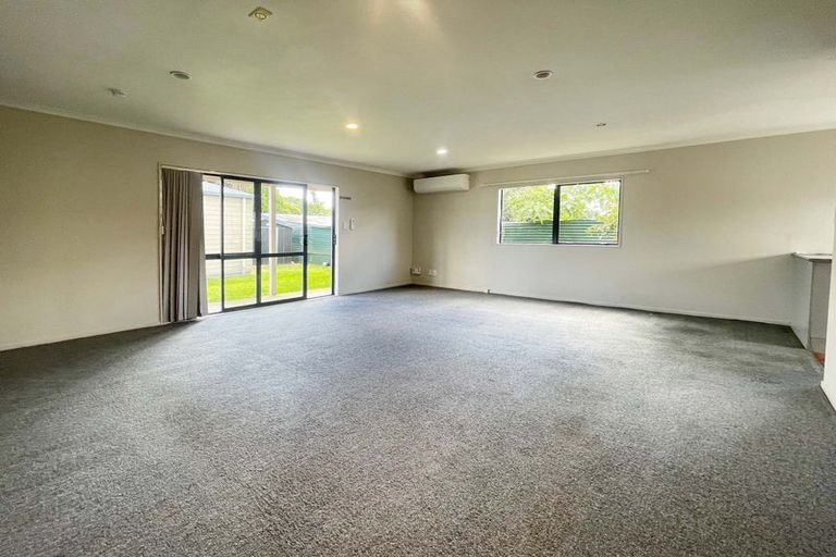 Photo of property in 24 Sutton Crescent, Papakura, 2110