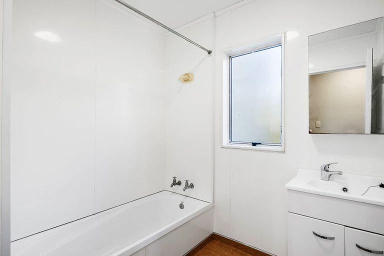 Photo of property in 10 Denver Avenue, Sunnyvale, Auckland, 0612