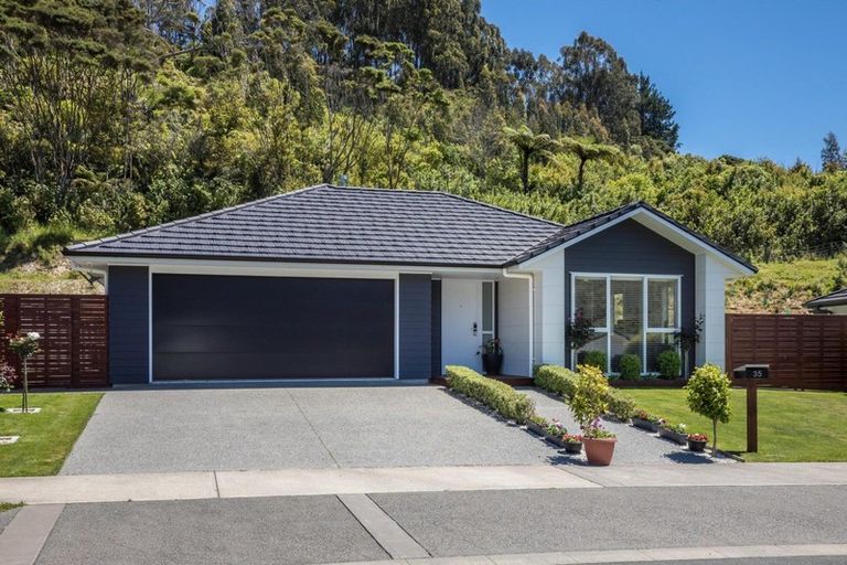 Photo of property in 35 Banks Boulevard, Whitby, Porirua, 5024