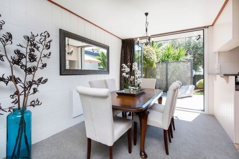 Photo of property in 33 The Crest, Sunnyhills, Auckland, 2010