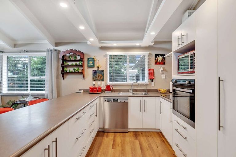 Photo of property in 16 Antrim Place, Hokowhitu, Palmerston North, 4410