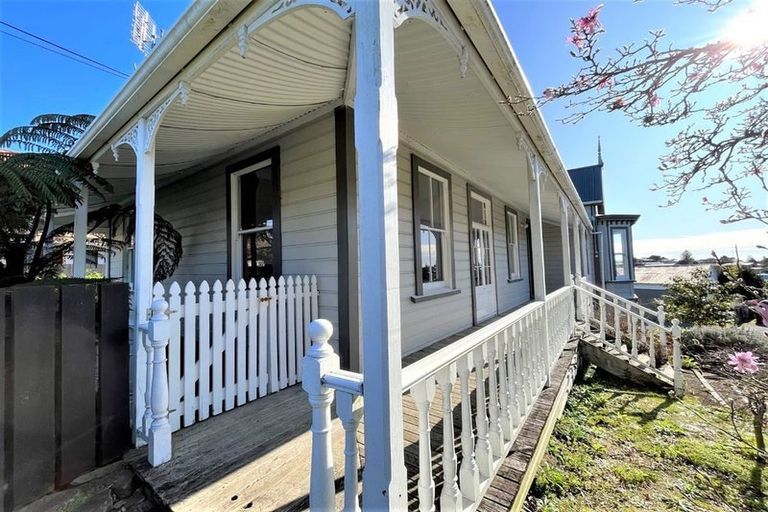 Photo of property in 218 Frankley Road, Frankleigh Park, New Plymouth, 4310