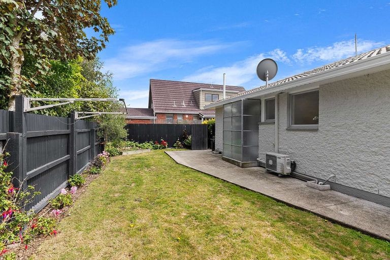 Photo of property in 2/3 Sawtell Place, Northcote, Christchurch, 8052