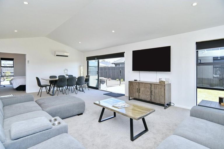 Photo of property in 17 Angus Place, Rangiora, 7400