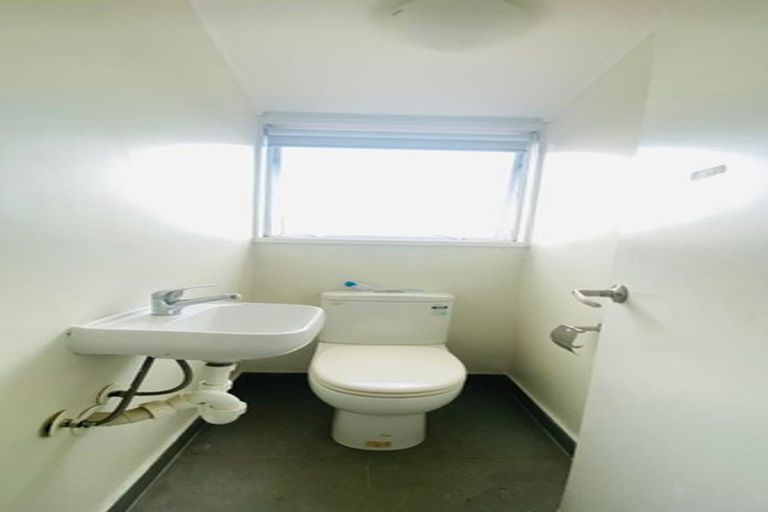 Photo of property in 2 Caspian Close, New Lynn, Auckland, 0600