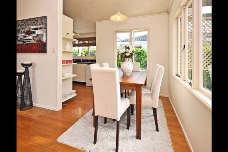 Photo of property in 2/51 Ocean View Road, Hillcrest, Auckland, 0627