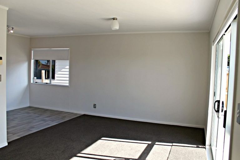 Photo of property in 1/8 Benchmark Drive, Massey, Auckland, 0614