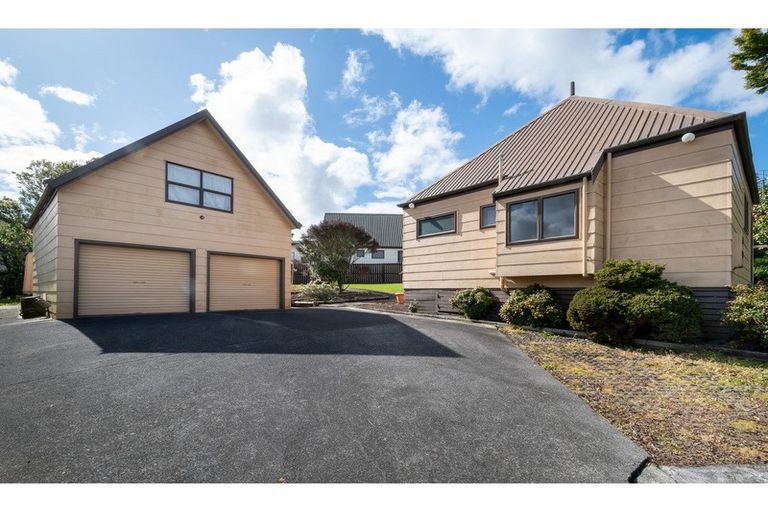 Photo of property in 18 Woodhouse Place, West Harbour, Auckland, 0618