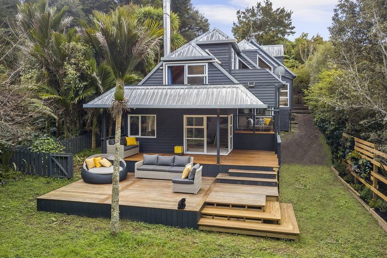 Photo of property in 1 Dorothy Road, Laingholm, Auckland, 0604