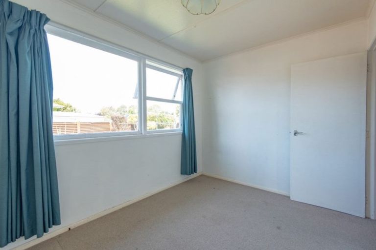 Photo of property in 28 Raglan Avenue, Cloverlea, Palmerston North, 4412