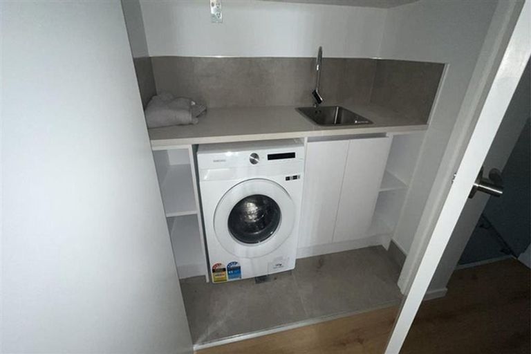 Photo of property in 2/28 Croydon Road, New Lynn, Auckland, 0600