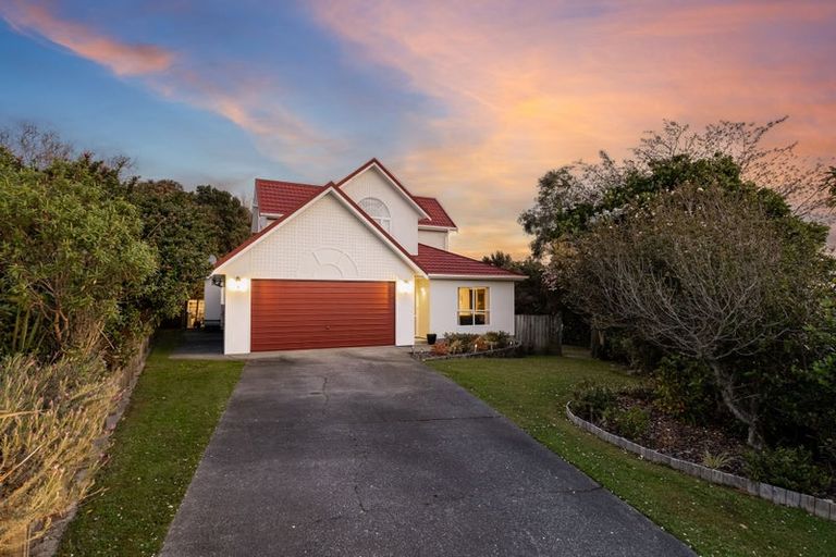 Photo of property in 21 Saunders Close, Whitby, Porirua, 5024