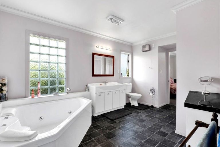 Photo of property in 30 Messenger Terrace, Oakura, 4314