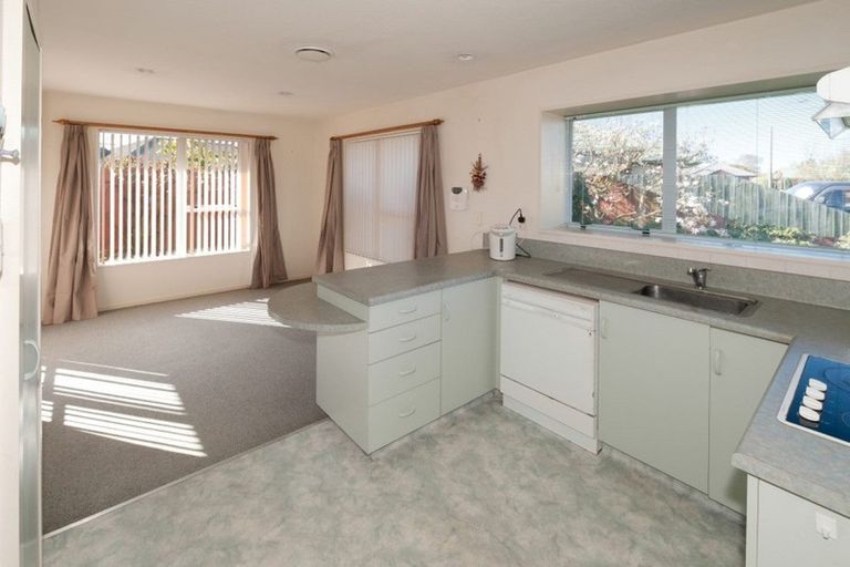 Photo of property in 2/4 Mull Place, Broomfield, Christchurch, 8042