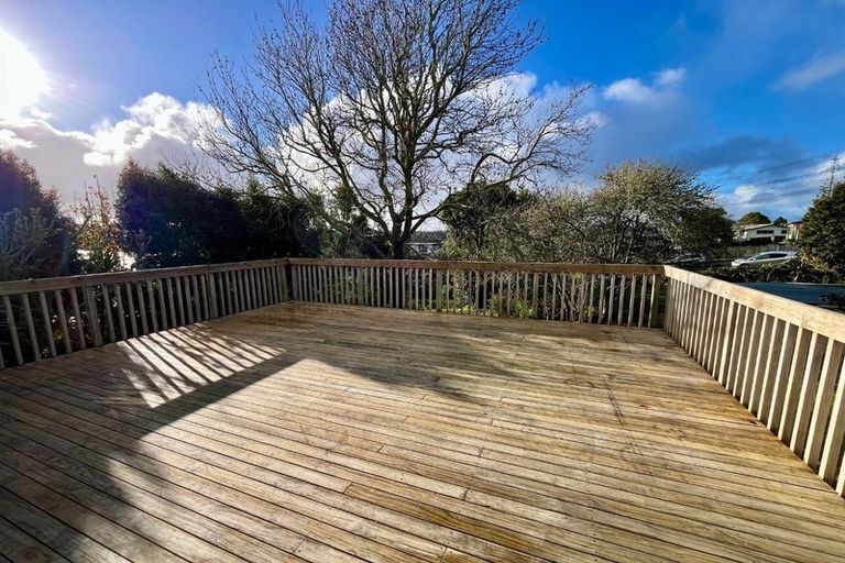 Photo of property in 15 Pine Avenue, Henderson, Auckland, 0612