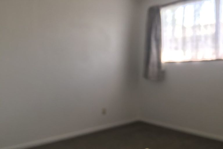 Photo of property in 2/52 Butterworth Drive, Glendene, Auckland, 0602