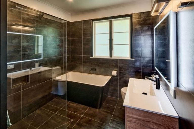 Photo of property in 135 Seaview Road, Paraparaumu Beach, Paraparaumu, 5032