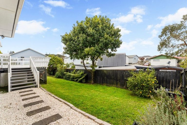 Photo of property in 15 Lendic Avenue, Henderson, Auckland, 0612