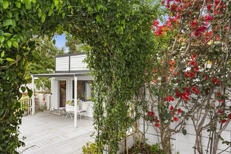 Photo of property in 6 Valdese Rise, Browns Bay, Auckland, 0630