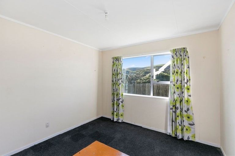 Photo of property in 15b Bayswater Place, Newlands, Wellington, 6037