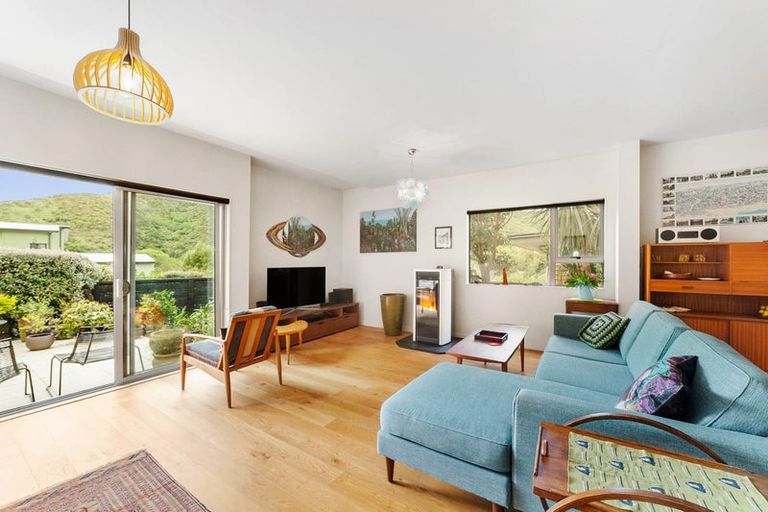 Photo of property in 15 Rarangi Way, Owhiro Bay, Wellington, 6023