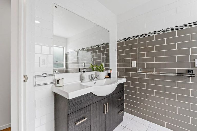 Photo of property in 121 Tauranga Place, Orewa, 0931