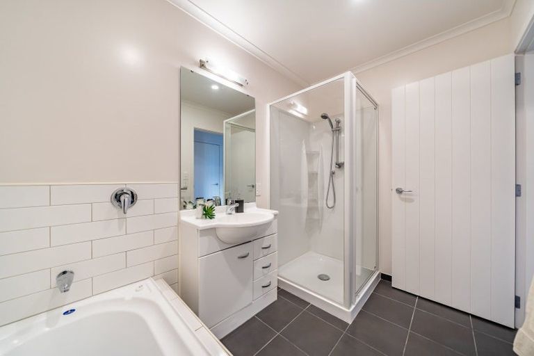 Photo of property in 42a Landsdowne Terrace, Karori, Wellington, 6012