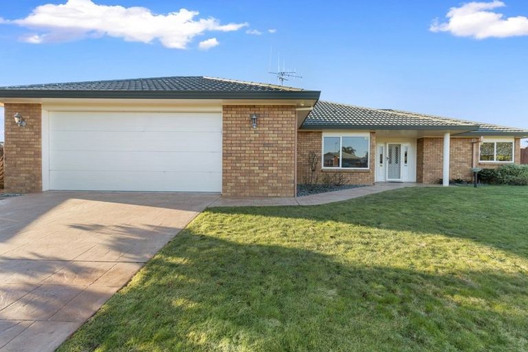 Photo of property in 22 Waiwherowhero Drive, St Andrews, Hamilton, 3200
