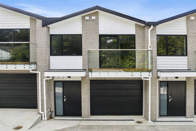 Photo of property in 10c Ballial Place, West Harbour, Auckland, 0618