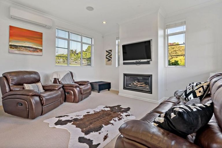 Photo of property in 16 Michael Bosher Way, Flat Bush, Auckland, 2019