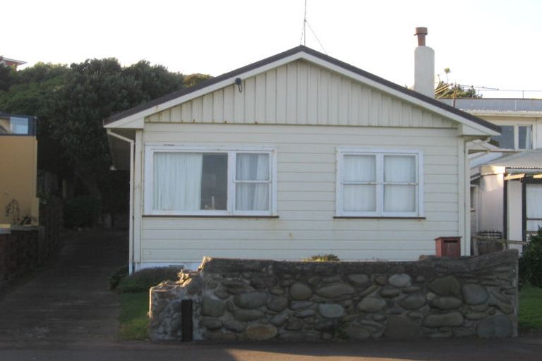 Photo of property in 16 Sunset Parade, Plimmerton, Porirua, 5026