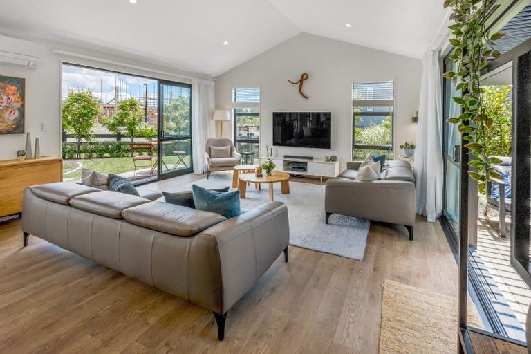 Photo of property in 21 Woodlanding Road, Whitford, Howick, 2571