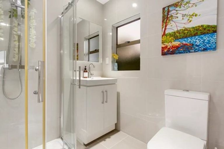 Photo of property in 16 Lucas Place, Weymouth, Auckland, 2103