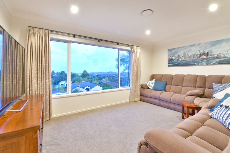 Photo of property in 33 Savoy Road, Orewa, 0931