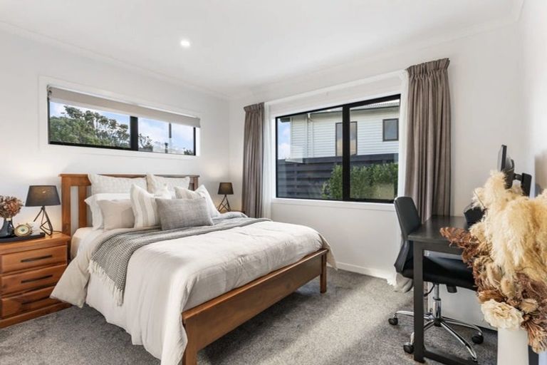 Photo of property in 54 Somes Crescent, Newlands, Wellington, 6037