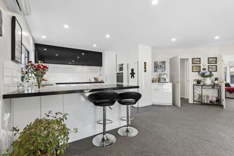 Photo of property in 11 Ruapehu Drive, Fitzherbert, Palmerston North, 4410