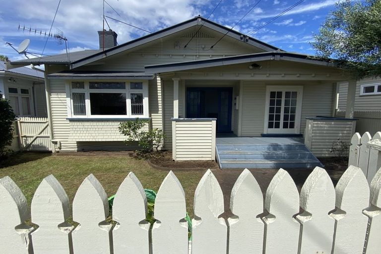 Photo of property in 2/21 Adam Street, Greenlane, Auckland, 1051