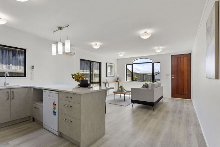 Photo of property in 36 Lorikeet Place, Unsworth Heights, Auckland, 0632