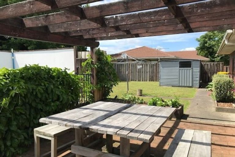 Photo of property in 8 Zenith Place, Conifer Grove, Takanini, 2112