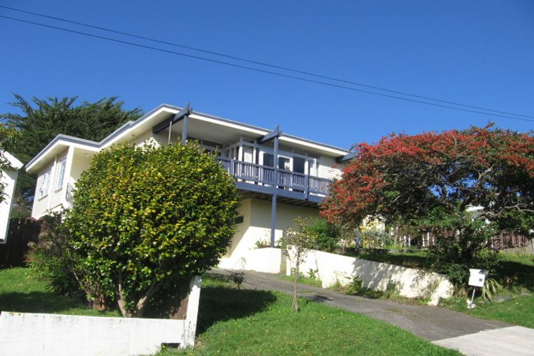 Photo of property in 39 Raroa Terrace, Tawa, Wellington, 5028