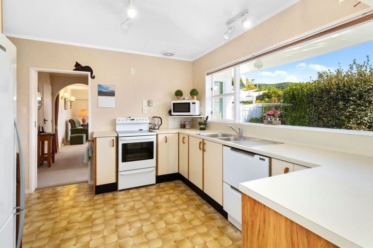 Photo of property in 11 Mckeefry Grove, Tawa, Wellington, 5028