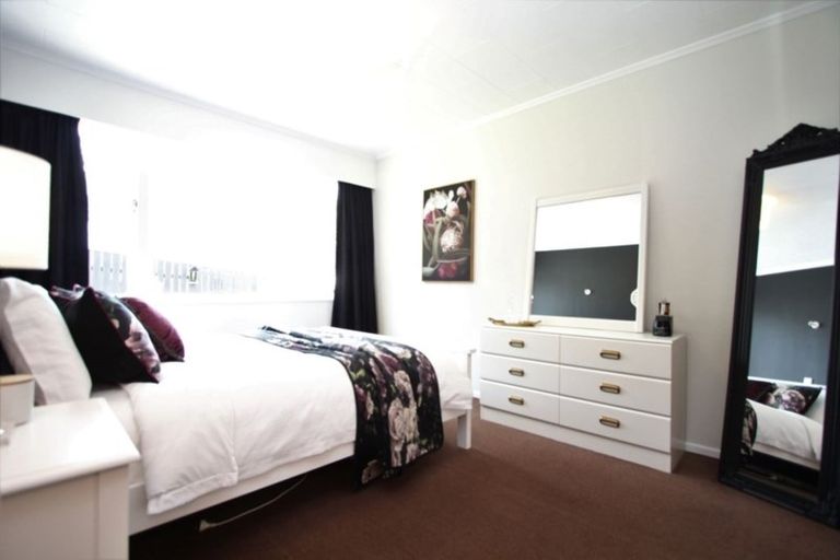 Photo of property in 8 Griffiths Grove, Newlands, Wellington, 6037