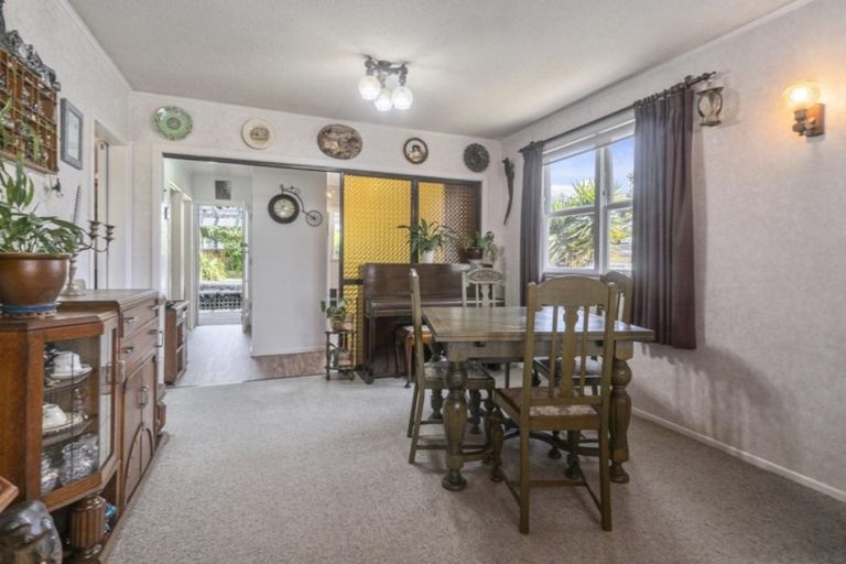 Photo of property in 4 Bayside Avenue, Te Atatu Peninsula, Auckland, 0610