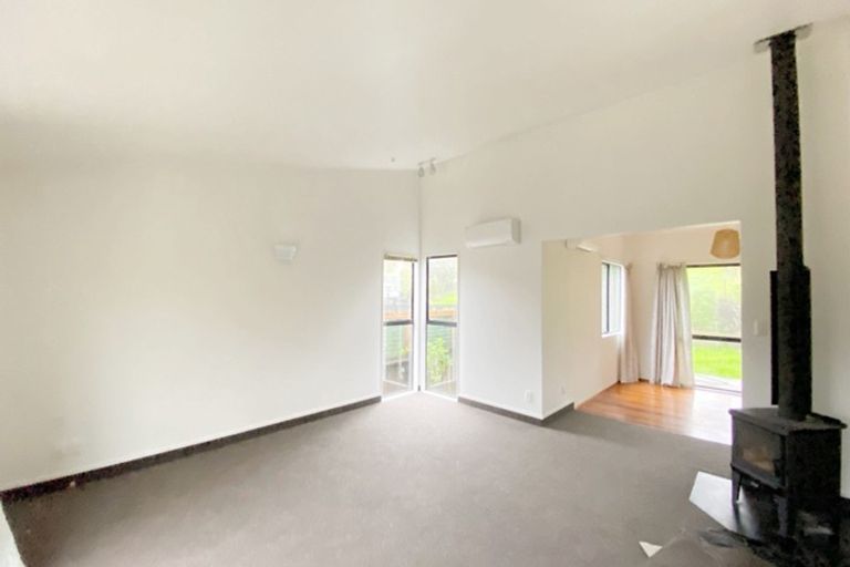 Photo of property in 16 Opanuku Road, Henderson Valley, Auckland, 0612