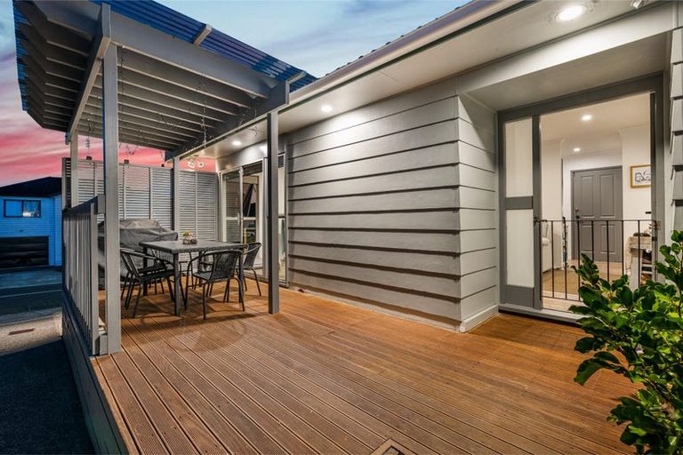 Photo of property in 2 Katrina Place, Massey, Auckland, 0614