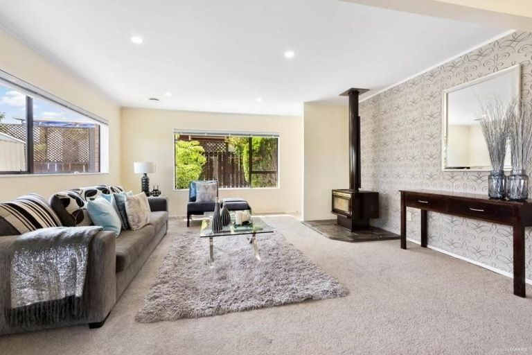 Photo of property in 2/16 Matisse Drive, West Harbour, Auckland, 0618