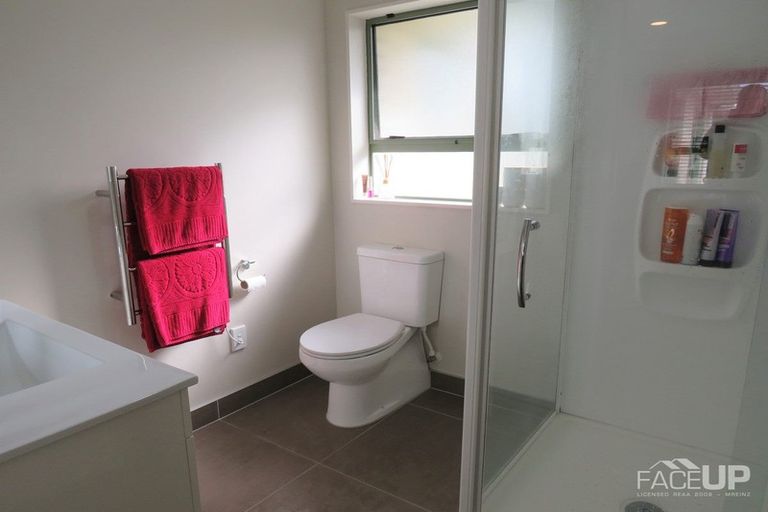 Photo of property in 22 Connemara Court, West Harbour, Auckland, 0618